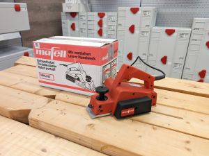 Beispielbild mit Karton - der angebotene Hobel wird im T-Max ausgeliefert