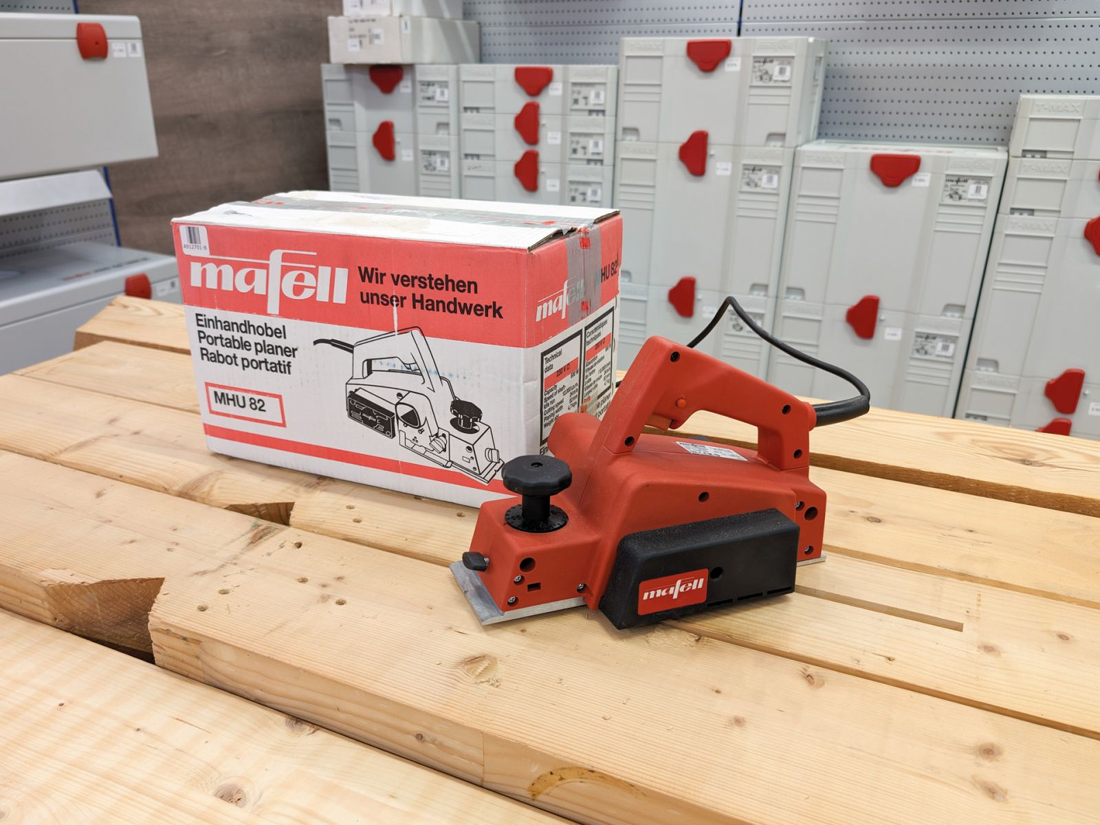 Beispielbild mit Karton - der angebotene Hobel wird im T-Max ausgeliefert