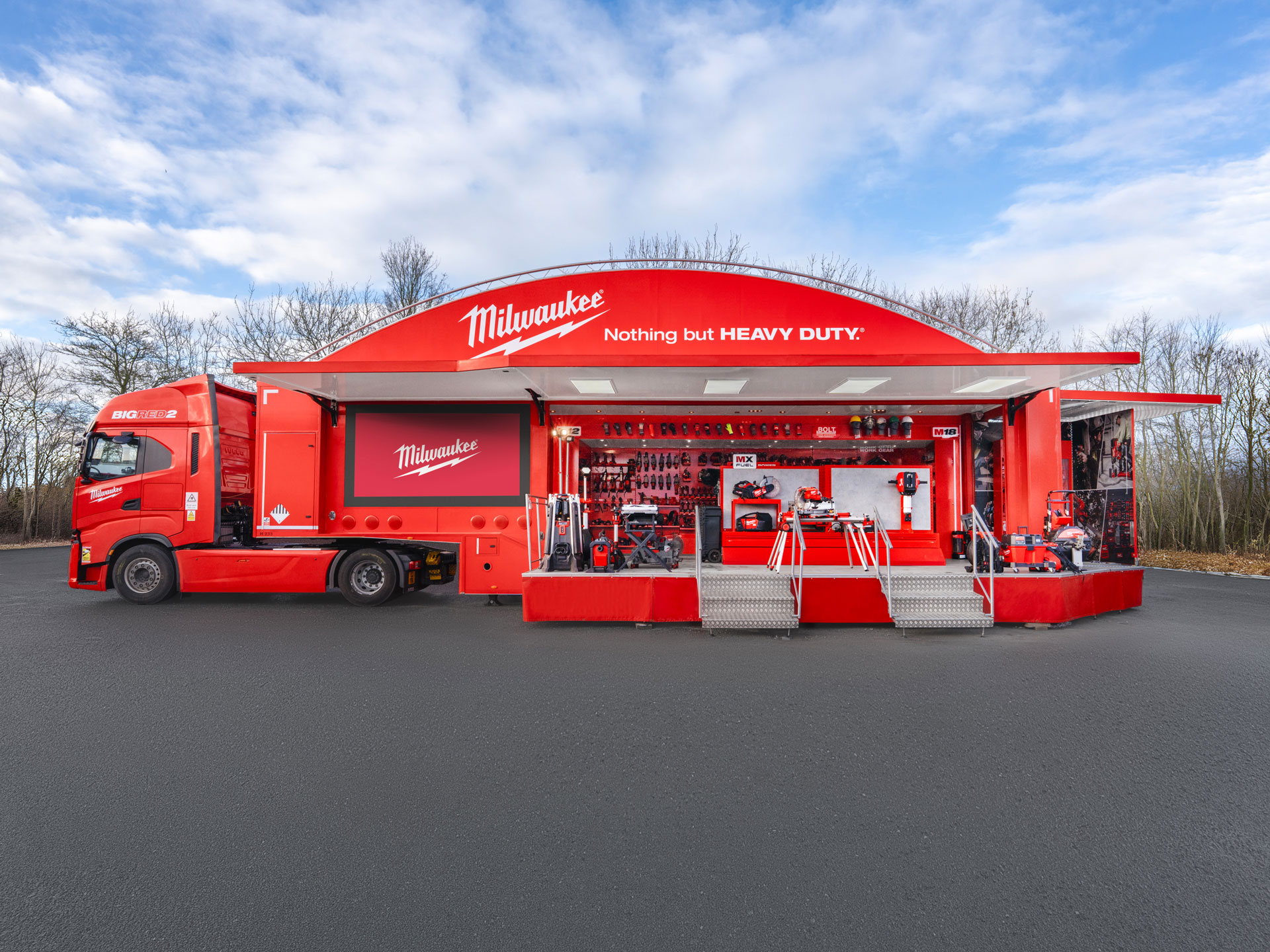 MILWAUKEE BIG RED TRUCK kommt zur Hausmesse KUCHL