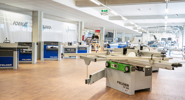 Ausstellungsraum Kuchl mit FELDER Maschine im Vordergrund